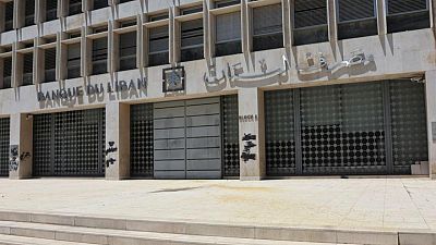 المركزي اللبناني يخفض سعر الليرة على منصة صيرفة للحد من انخفاضها بالسوق الموازية