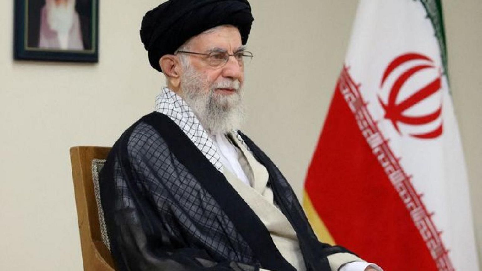 خامنئي يدعم قوات الأمن في إشارة لاحتمال تصعيد قمع  المحتجين