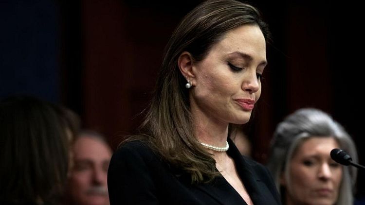Angelina Jolie acusa a su exmarido Brad Pitt de malos tratos en los tribunales