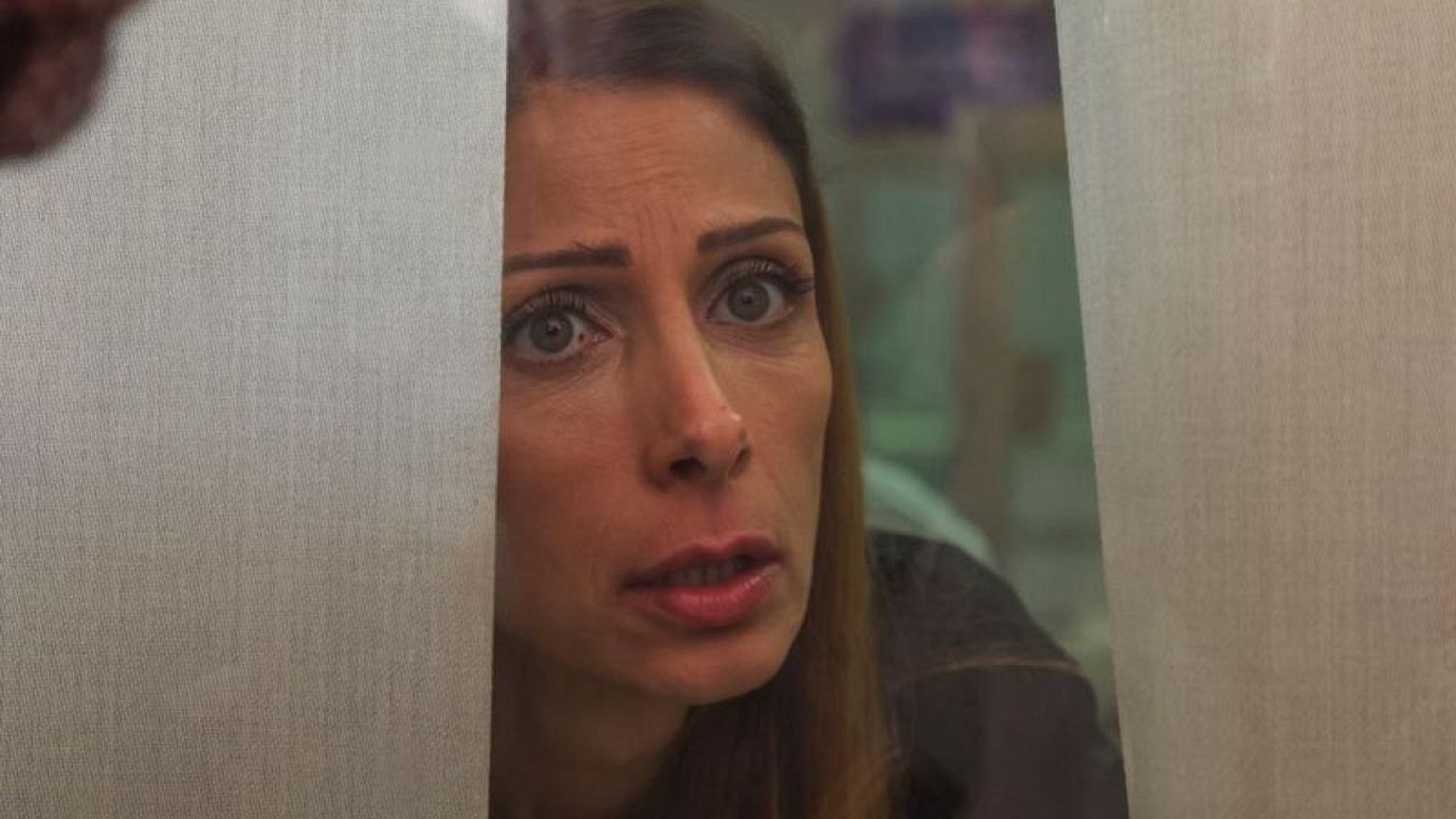 النائبة اللبنانية سينتيا في بنك بيبلوس بإقليم انطلياس في شمال بيروت. 