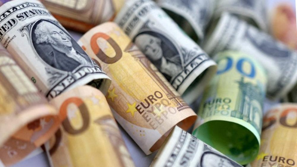 Il dollaro crolla sulle aspettative che la Fed sarà meno aggressiva e l’euro ripristinerà la parità