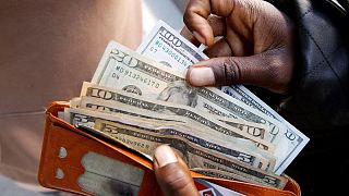 Las acciones se tambalean, el dólar y el petróleo operan estables Las acciones se tambalean, el dólar y el petróleo operan estables