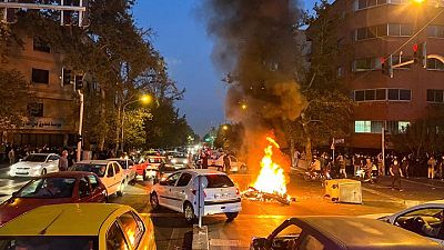تواصل الاحتجاجات في إيران وجماعة حقوقية تقول 19 طفلا بين القتلى تواصل الاحتجاجات في إيران وجماعة حقوقية تقول 19 طفلا بين القتلى
