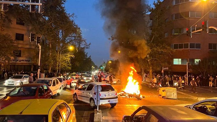 تواصل الاحتجاجات في إيران وجماعة حقوقية تقول 19 طفلا بين القتلى