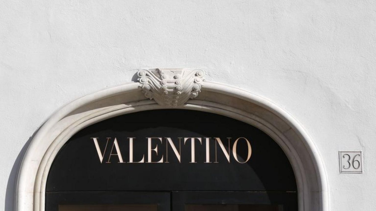 لتوفير الطاقة.. دار فالنتينو للموضة تطفئ الأضواء مبكرا