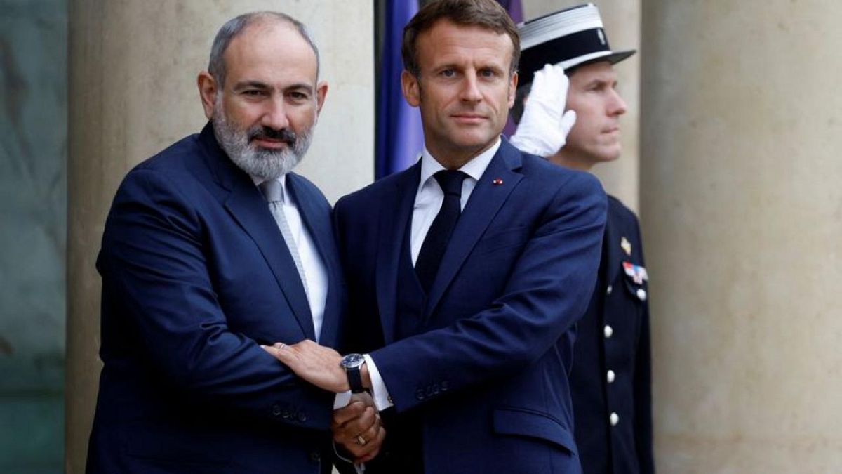 الرئيس الفرنسي إيمانويل ماكرون يرحب برئيس الوزراء الأرميني نيكول باشينيان قبل لقائهما في قصر الإليزيه في باريس، 26 سبتمبر 2022.
