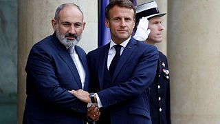 الرئيس الفرنسي إيمانويل ماكرون يرحب برئيس الوزراء الأرميني نيكول باشينيان قبل لقائهما في قصر الإليزيه في باريس، 26 سبتمبر 2022.