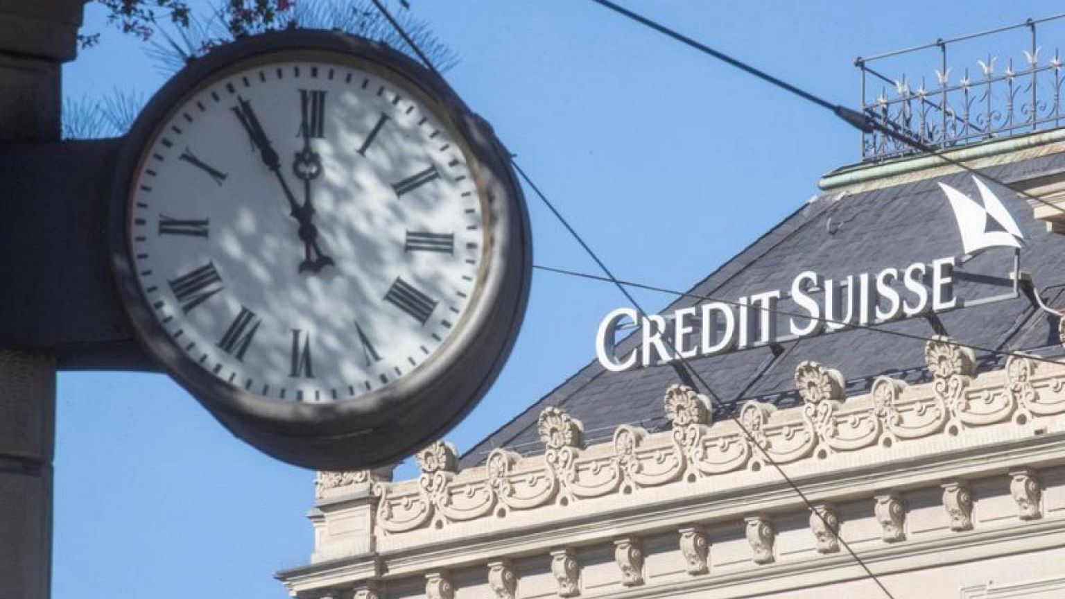 Credit Suisse reduce su deuda para calmar los temores de los inversores