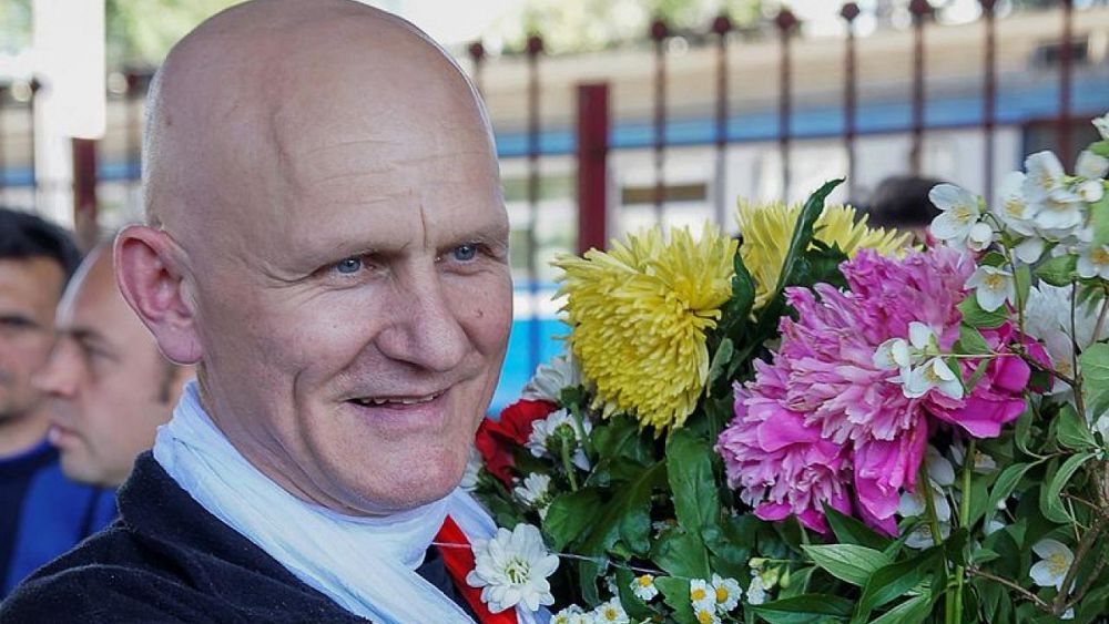 Baltarusijos Nobelio taikos premijos laureatas nusprendžia nepaisyti kalėjimo įspėjimo ir grįžti namo, sako draugas