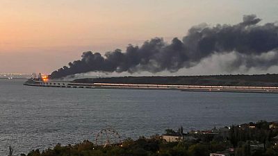 Una explosión destruye parte del puente de Crimea, crucial para el esfuerzo bélico ruso