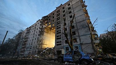 مسؤولون: مقتل 13 وإصابة عشرات في قصف استهدف زابوريجيا الأوكرانية