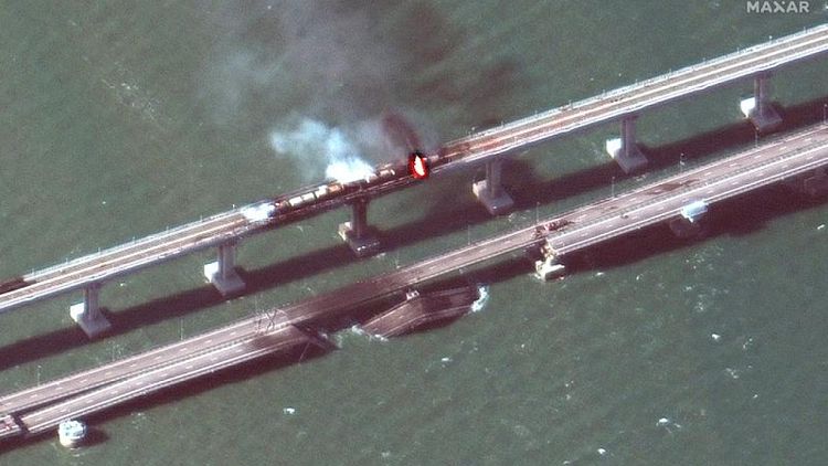 Buzos rusos comprueban los daños en el puente de Crimea tras la explosión