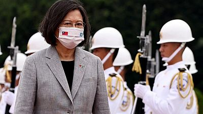 La presidenta de Taiwán promete reforzar el poder de fuego cuando sube la tensión con China