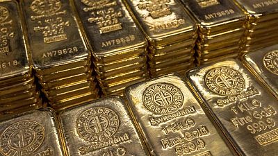الذهب ينخفض 1% تحت ضغط صعود الدولار وتوقعات رفع الفائدة الأمريكية