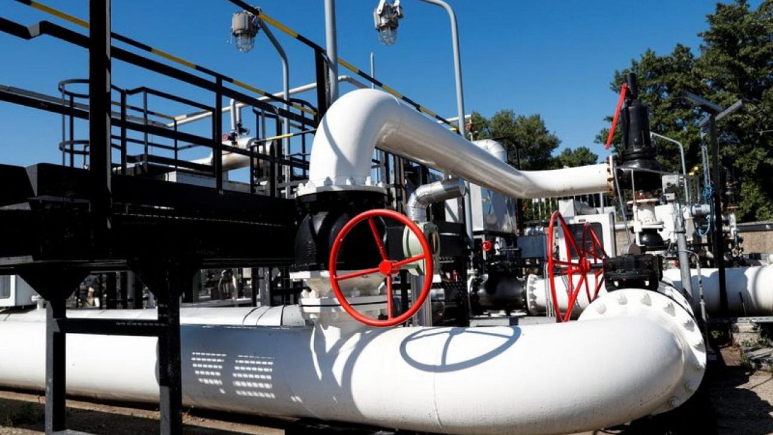 Hungría y Serbia acuerdan construir un oleoducto para el petróleo ruso -Budapest