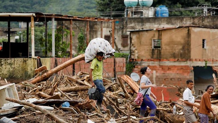 رجال الإنقاذ في فنزويلا يبحثون عن مفقودين مع ارتفاع عدد قتلى السيول