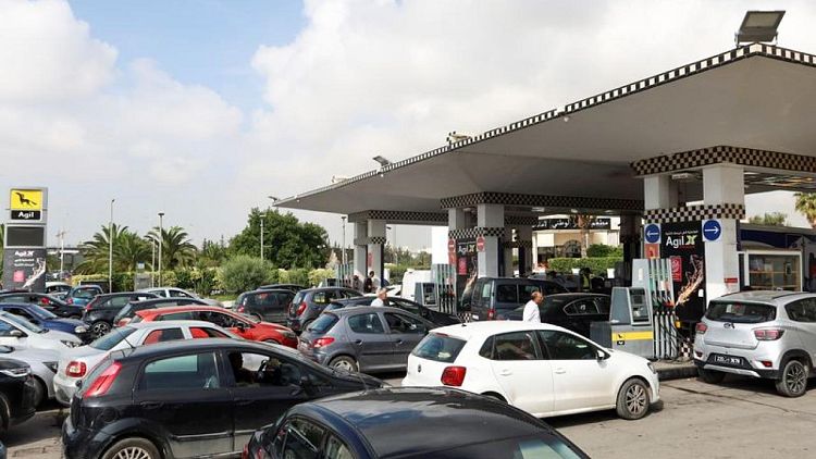الطوابير الطويلة في محطات البنزين في تونس تثير الغضب والإحباط