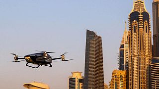 سيارة طائرة تحلق في سماء دبي.