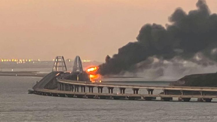 بريطانيا: زيادة حدة مشكلات روسيا اللوجستية بجنوب أوكرانيا بعد تفجير جسر القرم