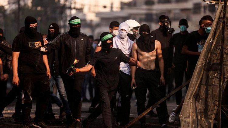 فلسطينيون يحتجون بعد إغلاق مخيم شعفاط للاجئين في القدس