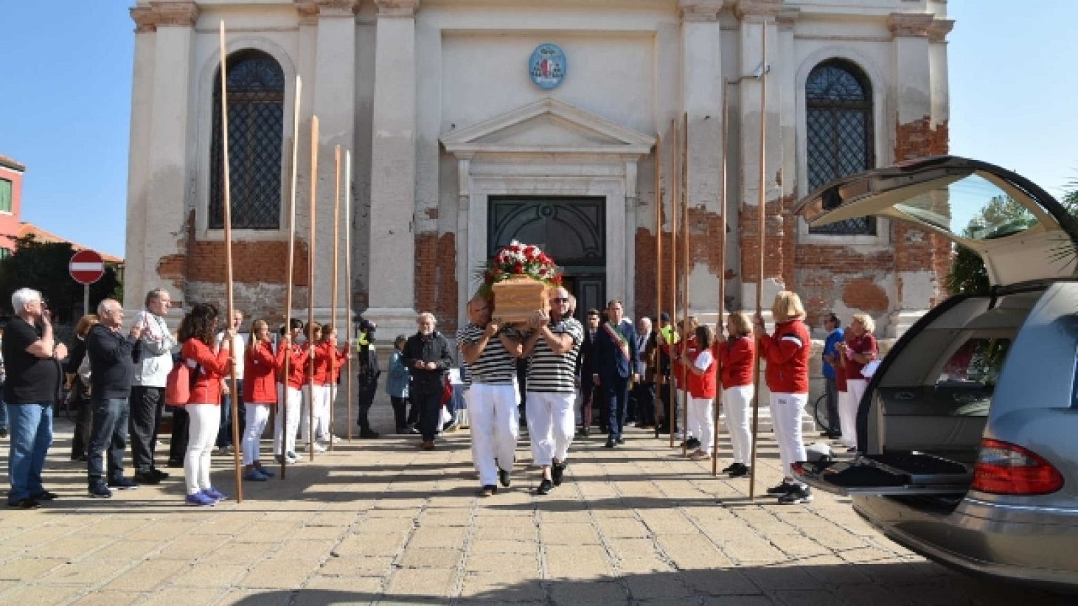 Funerale 'storico' regatante che 'segue' compagno 'Ciaci'