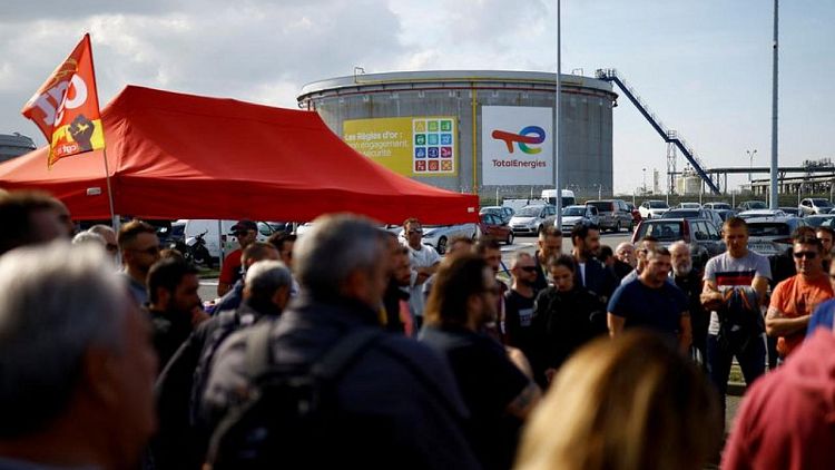 Francia aún sufre problemas en las gasolineras al prolongarse la huelgas en TotalEnergies