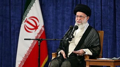 Jamenei compara a Irán con un "árbol poderoso" que no puede ser arrancado por los manifestantes