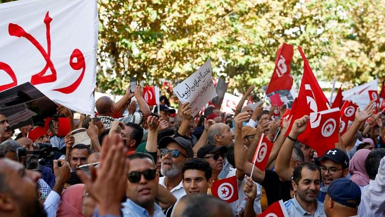 قوى سياسية متنافسة تحتشد في شوارع تونس ضد سعيد مع تنامي الغضب الشعبي
