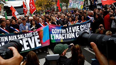 Miles de personas salen a las calles de París para protestar por el alza de los precios