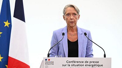 رئيسة وزراء فرنسا: انخفاض إمدادات الوقود مستمر بسبب الإضرابات