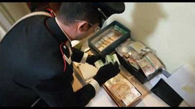 Durante perquisizione cercarono di liberarsi di Rolex e denaro Durante perquisizione cercarono di liberarsi di Rolex e denaro