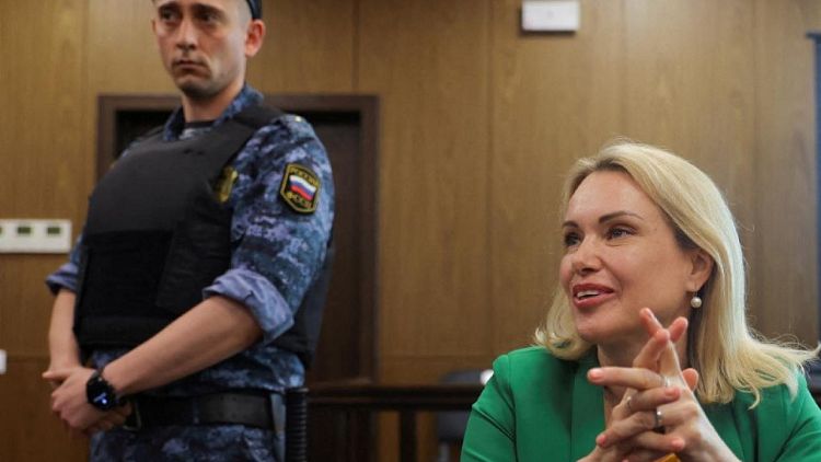 La exreportera rusa Marina Ovsyannikova ha huido de Rusia -abogado