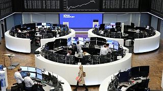 Las acciones europeas suben tras la dimisión de la primera ministra británica Truss Las acciones europeas suben tras la dimisión de la primera ministra británica Truss