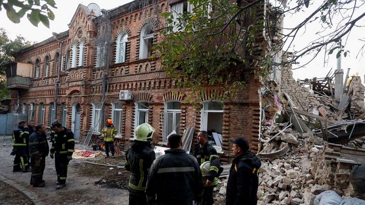 Un misil ruso alcanza un edificio de apartamentos en la ciudad portuaria ucraniana de Mikoláiv