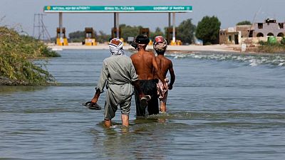 صحيفة: باكستان تسعى لقروض جديدة بمليارات الدولارات بعد الفيضانات
