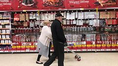A couple tour supermarket shelves during Christmas