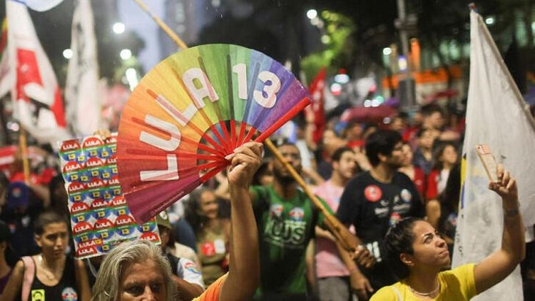 La ventaja de Lula sobre Bolsonaro se reduce antes de segunda vuelta electoral en Brasil: sondeo