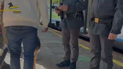 Scoperto dalla finanza, corriere nascondeva la droga in valigia Scoperto dalla finanza, corriere nascondeva la droga in valigia
