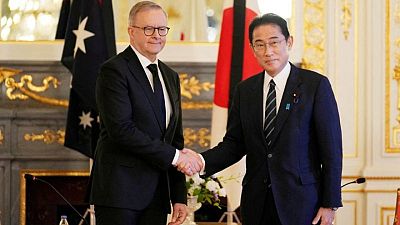 رئيسا وزراء اليابان وأستراليا يتفقان على تعزيز العلاقات الأمنية