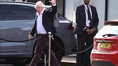 Boris Johnson vuelve a Reino Unido para intentar un rápido regreso político