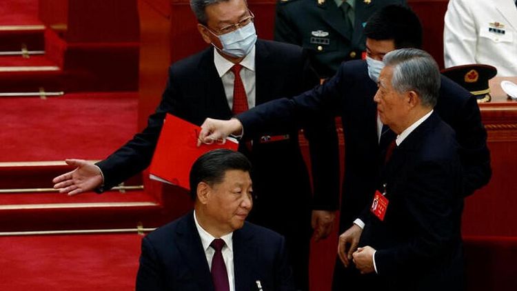 El expresidente chino Hu Jintao es escoltado fuera del congreso del partido