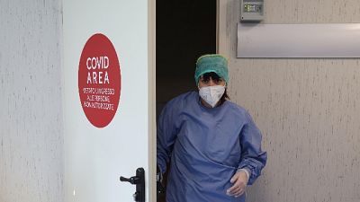 Scendono gli attuali postivi e i ricoveri Scendono gli attuali postivi e i ricoveri