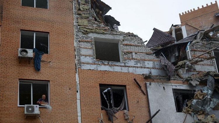Rusia ataca viviendas ucranianas, evacua Jersón y advierte de una escalada