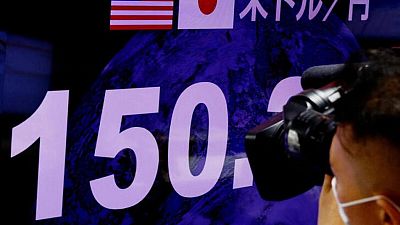 Dólar sortea supuesta intervención de Japón; acciones apuntan al alza