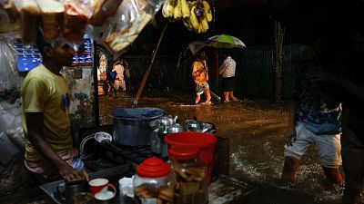 السلطات تجلي مئات الآلاف مع استعداد بنجلادش لإعصار سيترانج