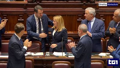 Applausi del centrodestra all'ingresso di Meloni nell'emiciclo