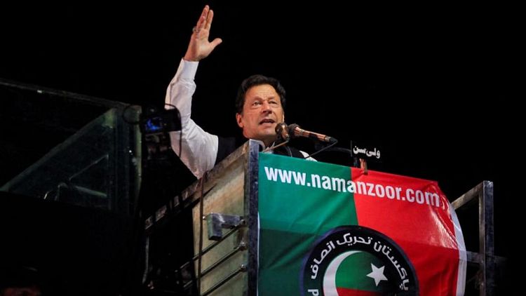 خان يعلن مسيرة إلى العاصمة الباكستانية للمطالبة بانتخابات مبكرة
