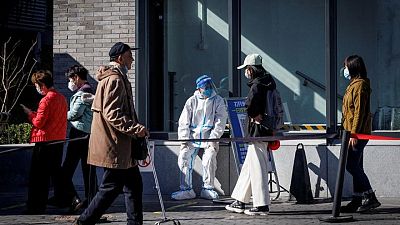 الصين تسجل 1407 إصابات جديدة بفيروس كورونا
