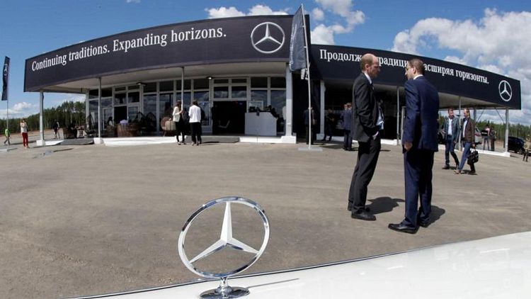 Mercedes-Benz eleva su previsión de beneficios y venderá acciones de filiales rusas a inversor local