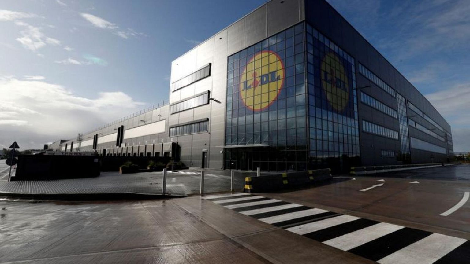 Retailers Tesco and Lidl fight over logo's trademark in UK court